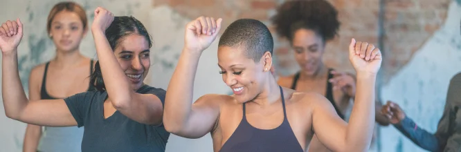 La danzaterapia utiliza la danza y el movimiento como herramientas para promover el bienestar físico y mental