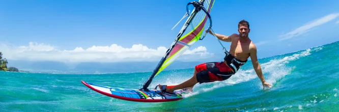 Conoce cómo surgió el windsurf, así como las técnicas principales y lugares dónde practicar este deporte