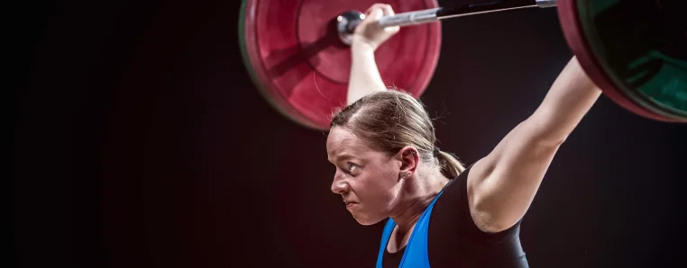 Descubre las categorías olímpicas de halterofilia femenina, los récords mundiales por peso y la presencia de mujeres en competiciones de CrossFit.