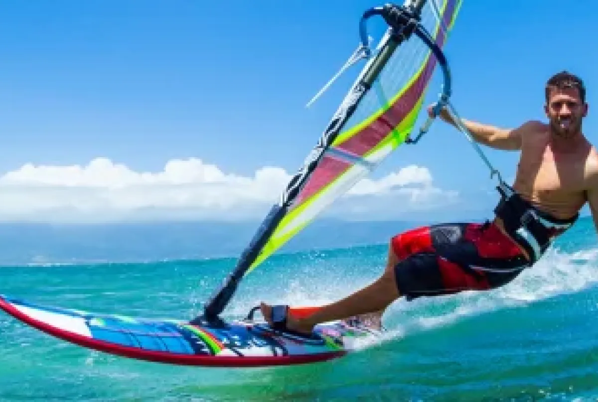 Conoce cómo surgió el windsurf, así como las técnicas principales y lugares dónde practicar este deporte