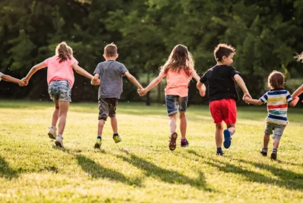 La Educación Aventura se define como el conjunto de actividades variadas que interaccionan con el entorno natural y con el deporte.