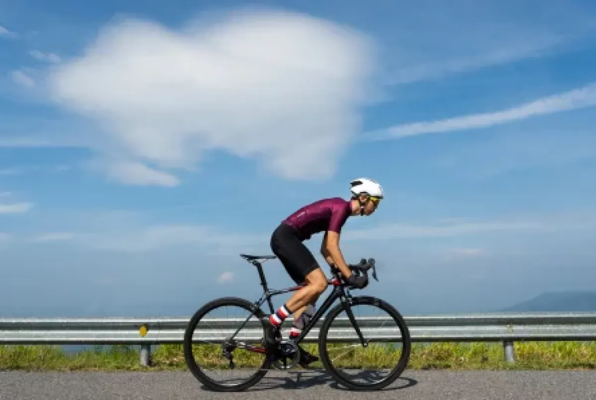 El entrenamiento base en ciclismo se erige como la modalidad sobre la que se construyen los demás entrenamientos. Conoce más en EDUSPORT.