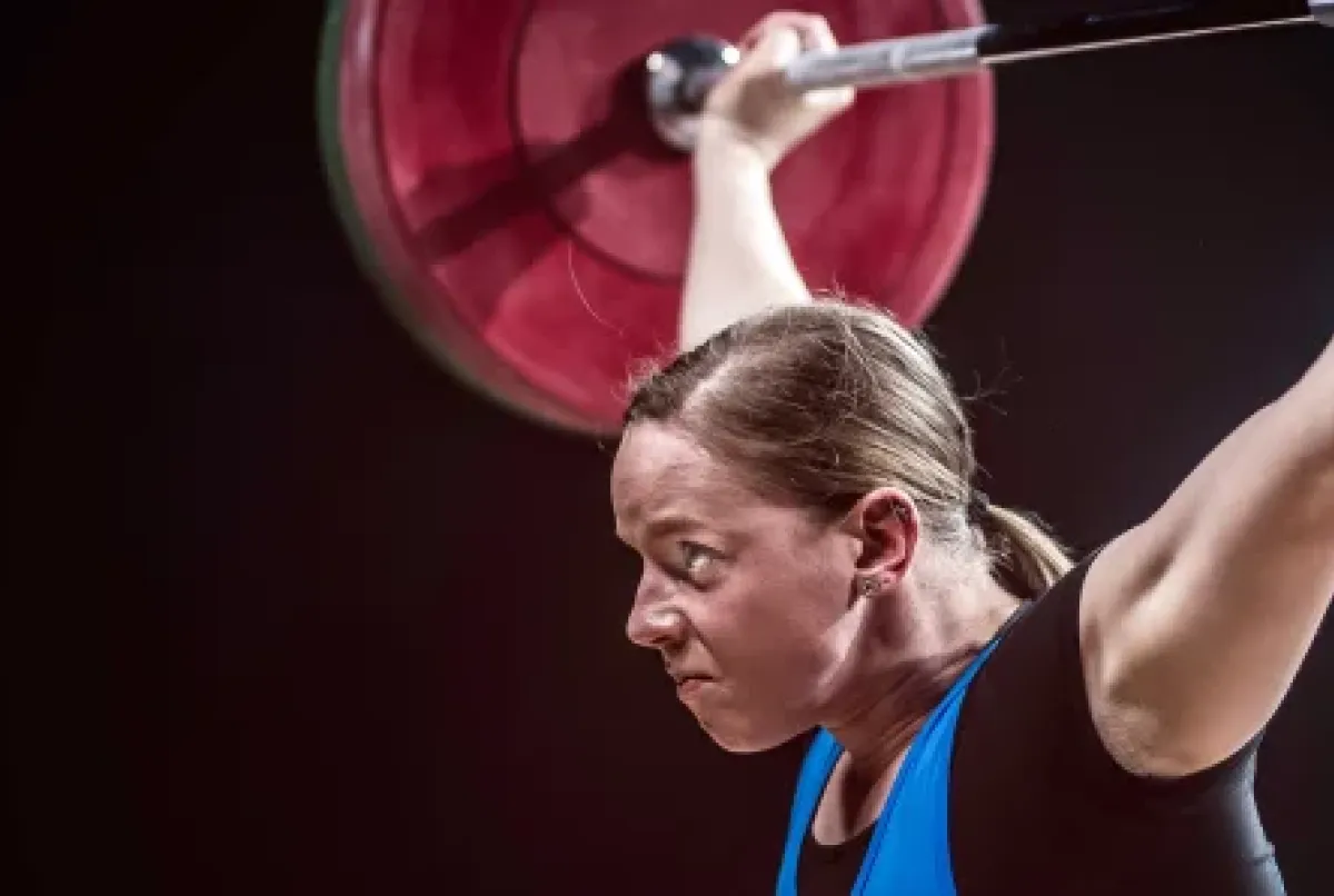 Descubre las categorías olímpicas de halterofilia femenina, los récords mundiales por peso y la presencia de mujeres en competiciones de CrossFit.